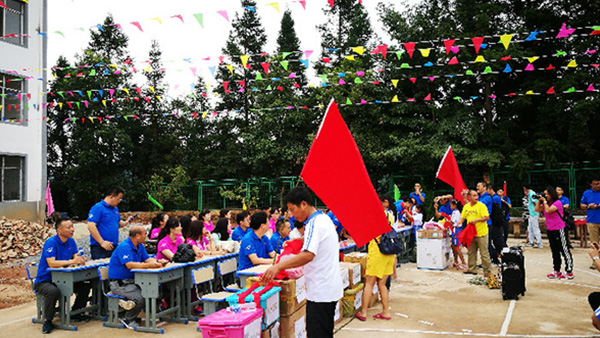 共同前行， 温暖你我——徐州乐鱼体育统一医药连锁销售有限公司贵州修文小学助学行